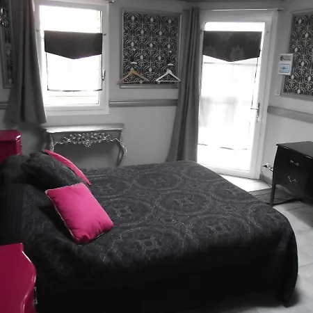 LES BELLES ÉPOQUES B&B - JACUZZI - PISCINE - TERRASSES - BRUMISATEURS - Proche Puy du Fou 3*
