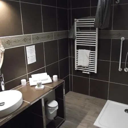 LES BELLES ÉPOQUES B&B - JACUZZI - PISCINE - TERRASSES - BRUMISATEURS - Proche Puy du Fou Couette-café