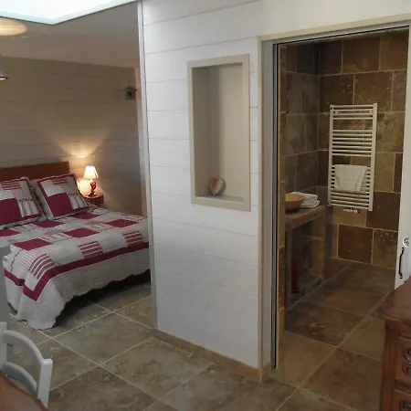 Couette-café LES BELLES ÉPOQUES B&B - JACUZZI - PISCINE - TERRASSES - BRUMISATEURS - Proche Puy du Fou 3*
